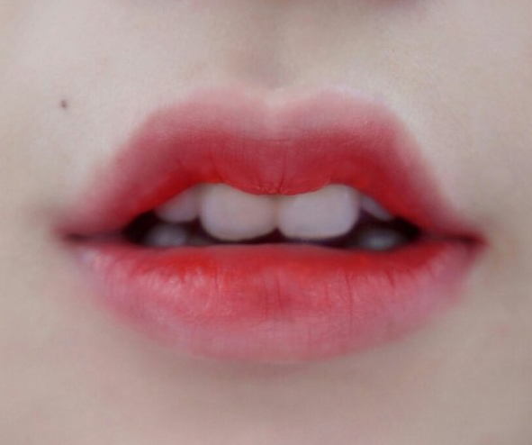那么标准唇自然是少不了的,而标准唇的特点就是上下嘴唇薄厚适中,但是