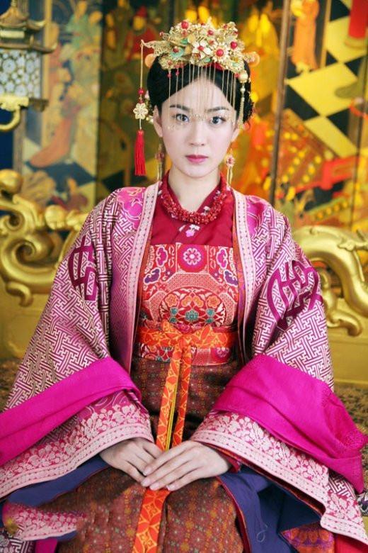 早年间,无论是《放羊的星星》中高冷美丽的"欧亚若",还是《倾世皇妃》