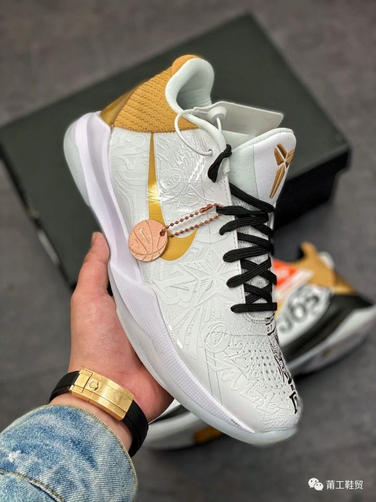 又帅又能打,实战党撩妹必备之选!耐克kobe 5白金大舞台配色开箱