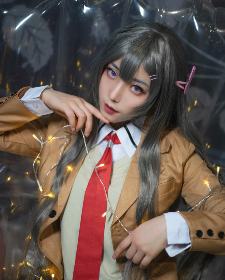 高中生cos麻衣学姐,沙发上翘腿坐下时,漫迷:好霸气