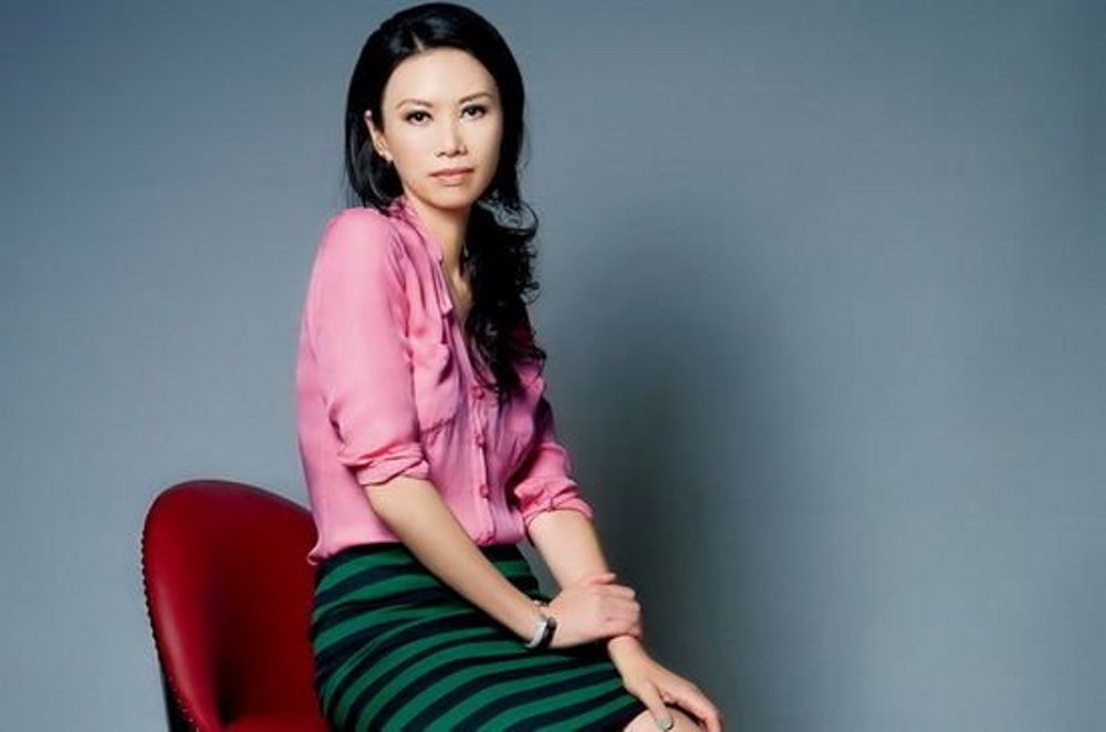 "社交名媛"邓文迪,可不仅仅会搞事业,恋爱也是风生水起!