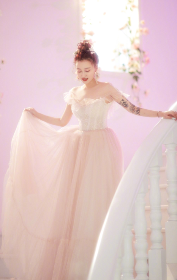 孙侨潞也有其他的穿搭,给人的魅力也是相当不错的,值得来瞧瞧.