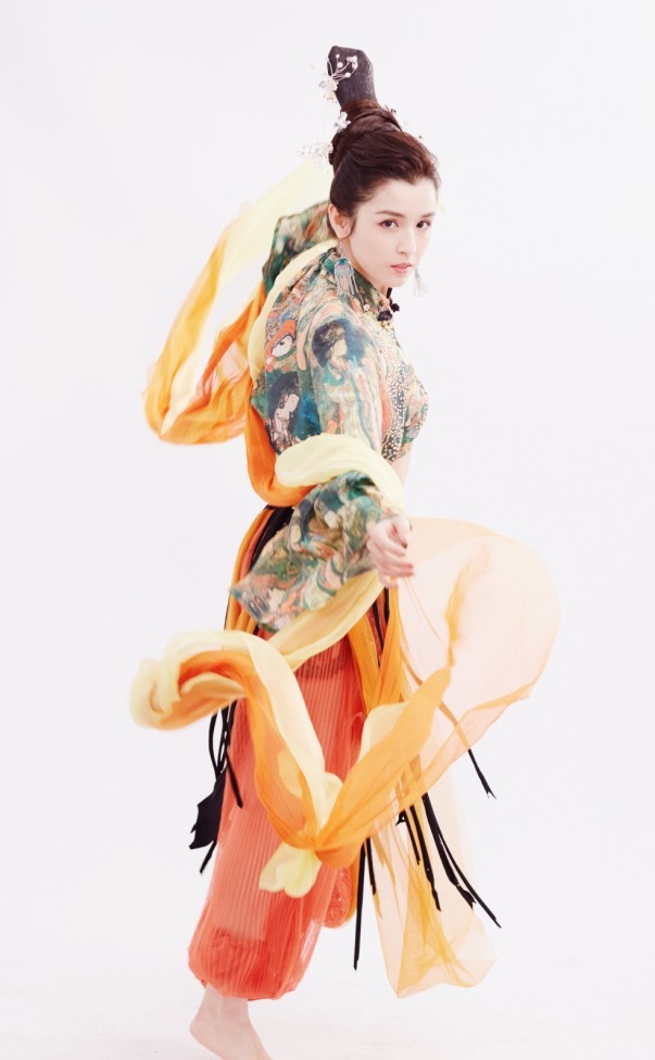 当她穿敦煌装跳舞时,"杨柳腰"全网抵挡不住|哈妮克孜