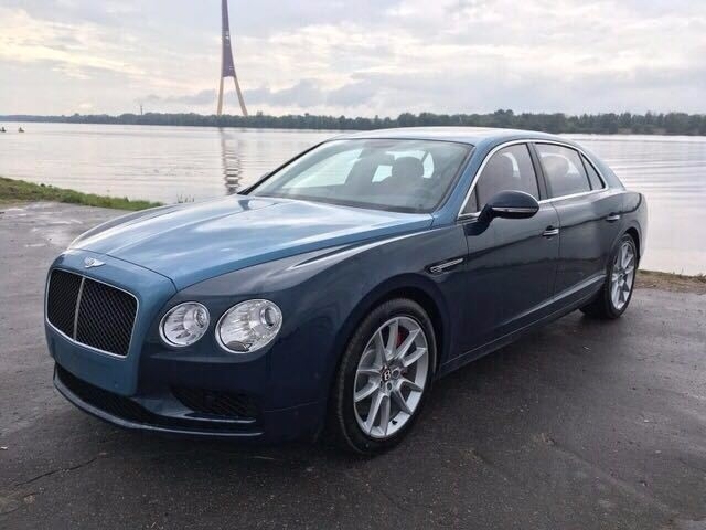 宾利飞驰双色搭配很吸睛,不愧是上市公司老总座驾,最新车型搭配看看