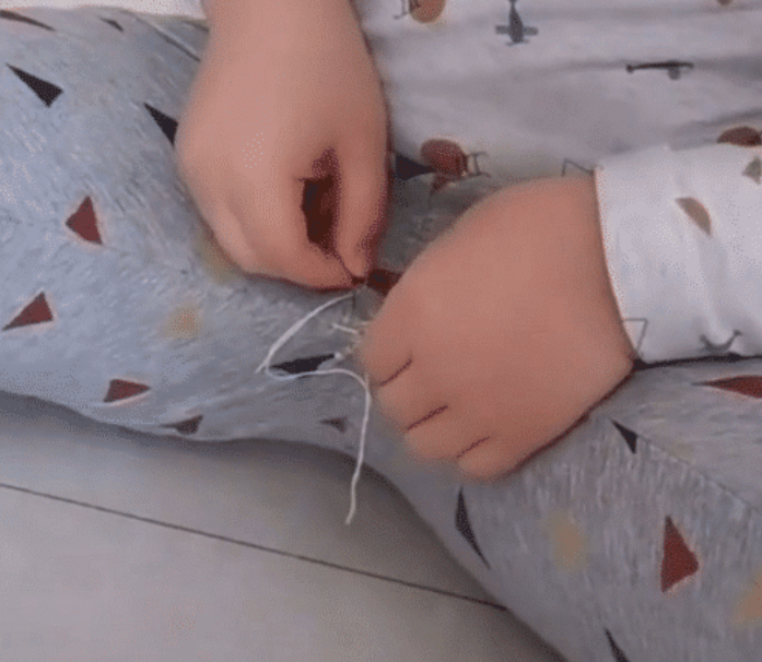 最抠门宝宝缝补裤子走红网友缝缝补补又三年我自愧不如