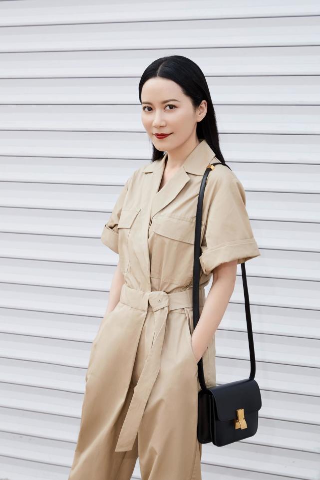 俞飞鸿太敢穿了!大红色连衣裙一般人不敢穿,她意外穿出高级感