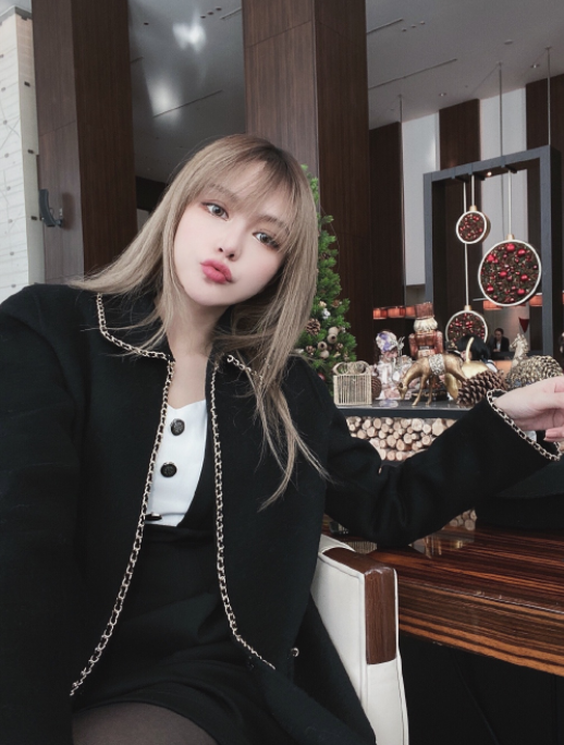 有种重归于好叫周扬青摆同款手势难掩好心情穿搭依旧帅气