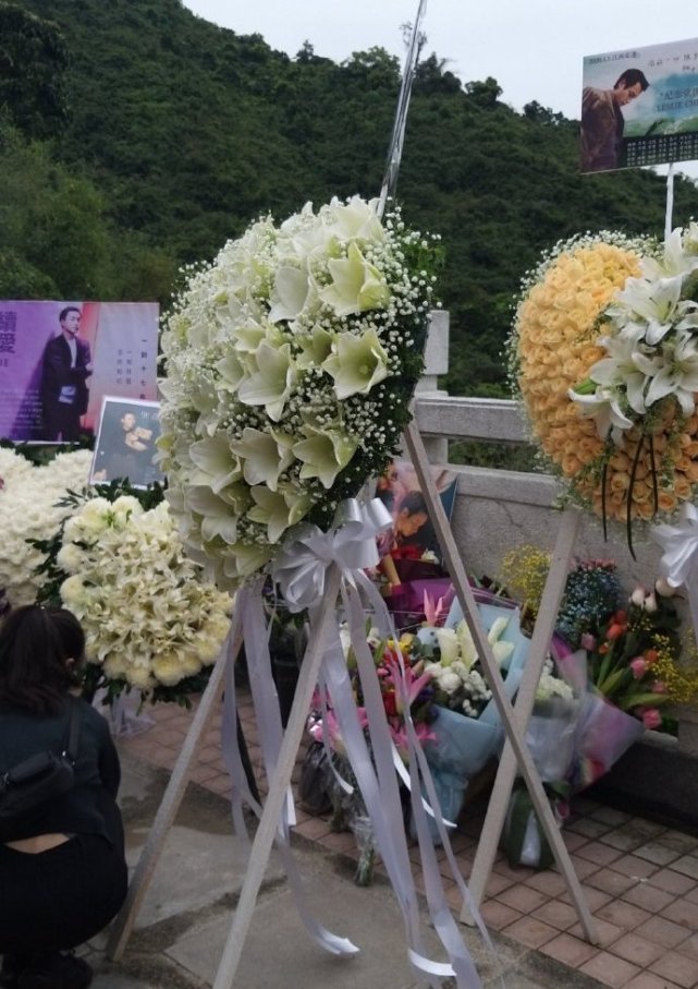 张国荣逝世17周年粉丝前往宝福山祭拜悼念现场布置用心挂满千纸鹤