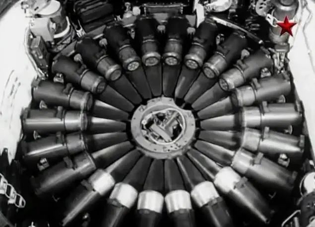 回顾苏军t72坦克殉爆事故电路短路引爆弹药车体零件散落一地