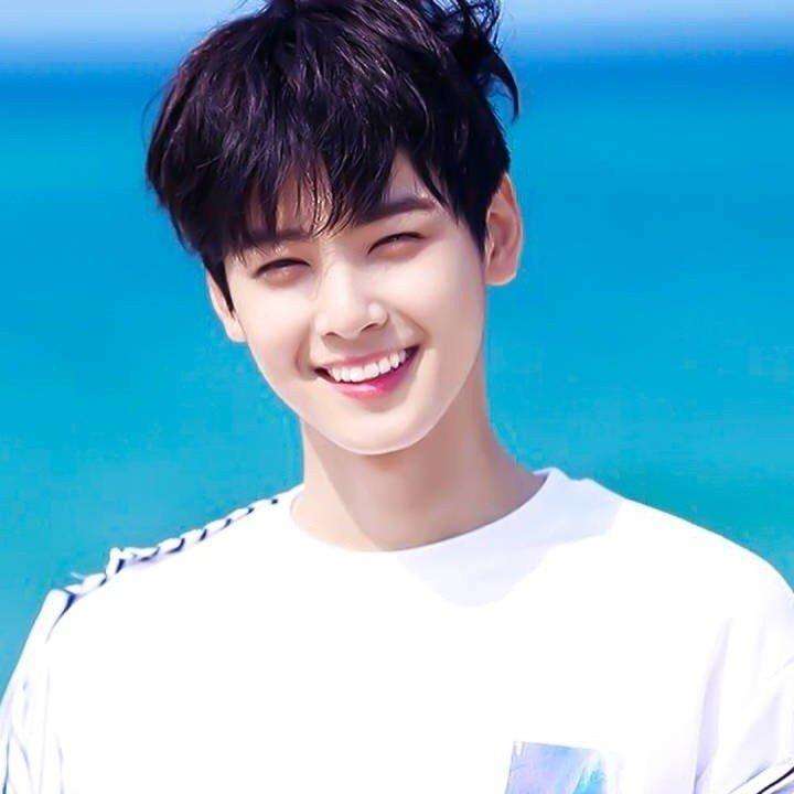 今天我还好心为大家整理了你们最爱的帅气小哥哥的治愈系笑容了.