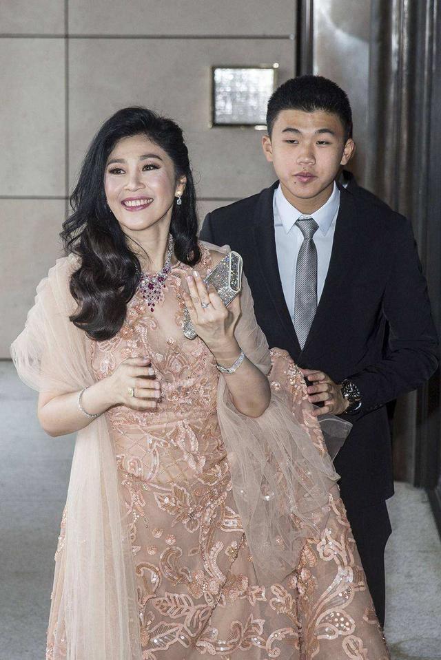 她被称泰国闪电总理52岁穿仙女裙儿子当男伴依旧不结婚