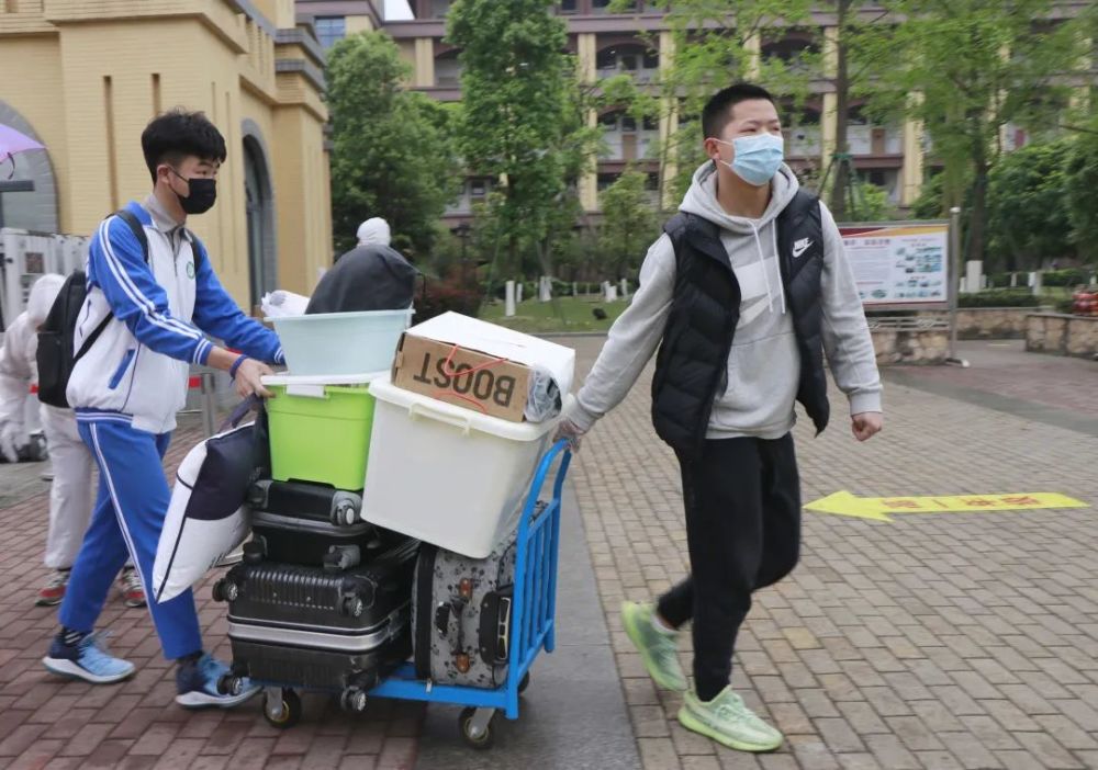 棠湖中學◎ 永安中學◎ 雙流中學◎ 棠湖中學師生們進校後可以參與