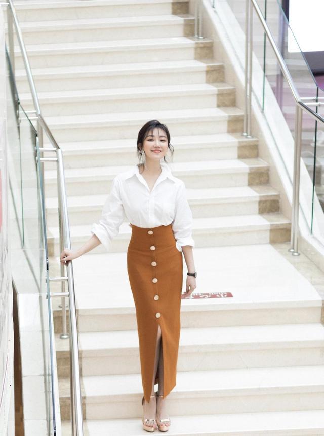 菅纫姿气质变洋气了,穿白衬衫配金色长裤亮相,加个