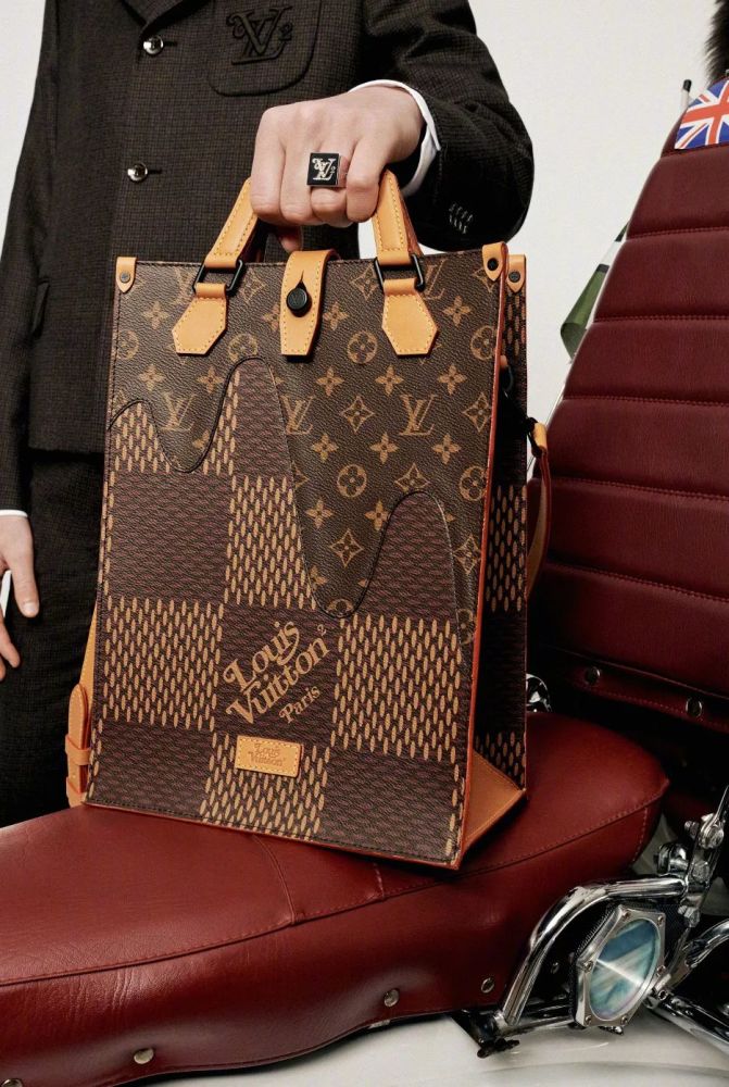 Louis Vuitton】NIGO®︎コラボ LV２シリーズ コリエ ゴールド