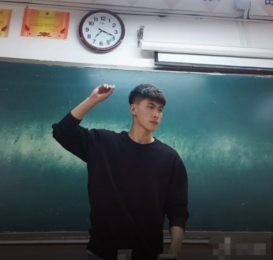 全网最帅班主任在门口监视学生火了网友活成了自己讨厌的样子