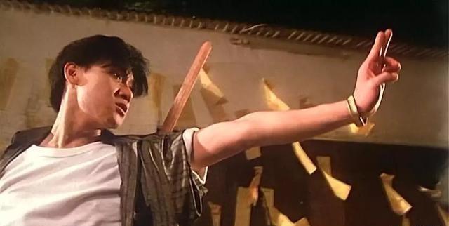 这部《追鬼七雄》是在1983年上映,早于《僵尸先生》,是由郑则仕和许冠