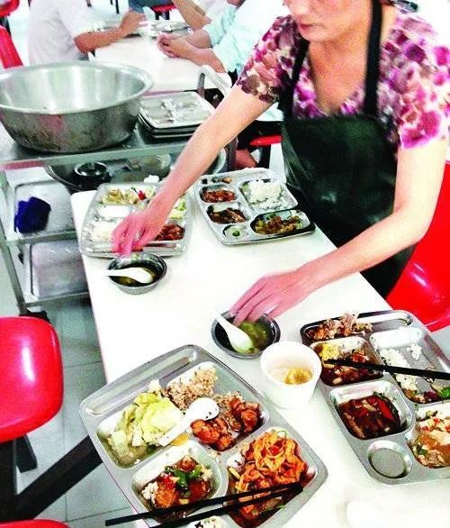 自助餐厅更是浪费大户,客人拿了满满一盘,扔掉的时候还有80%.