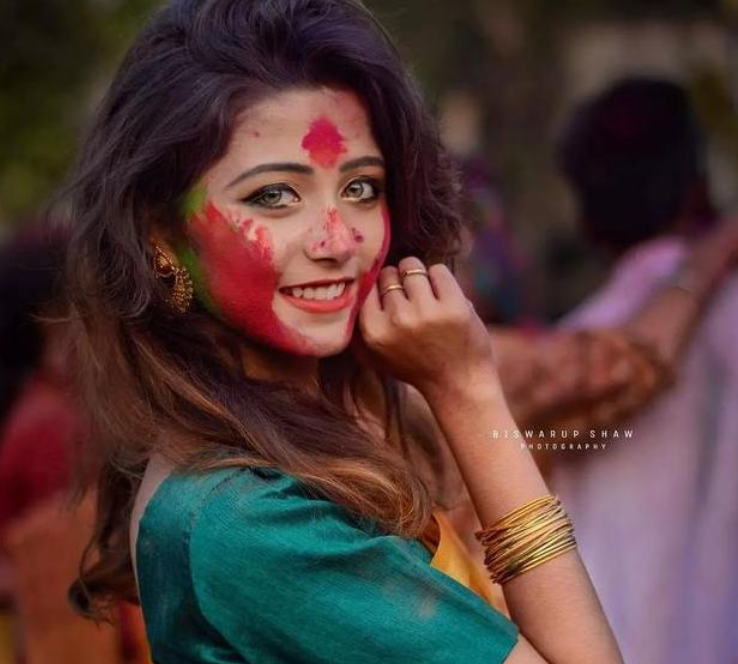 这个美女网红的名字叫做riya sanyal,是一个印度女孩,这个女孩长得