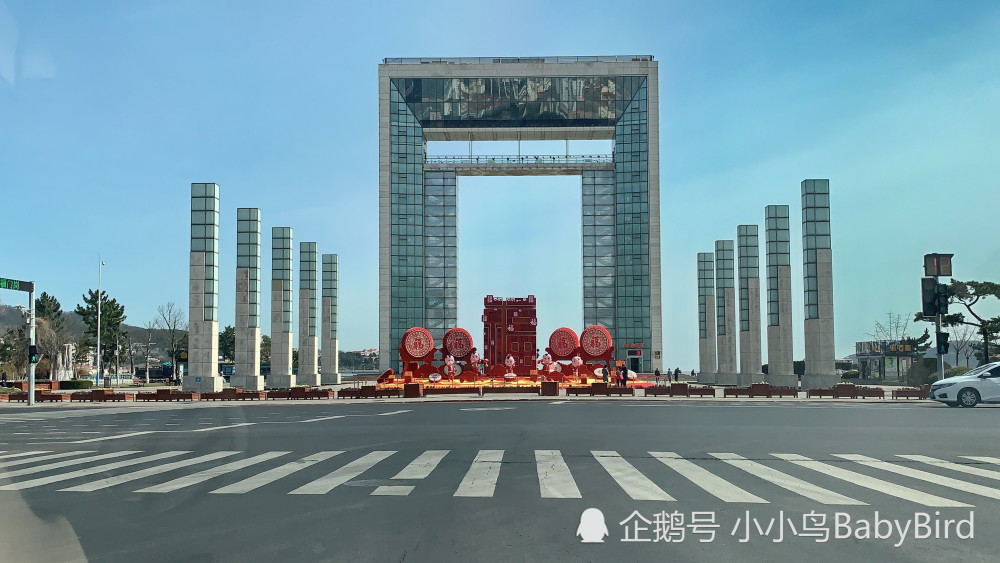 威海海滨路路旁有个幸福门