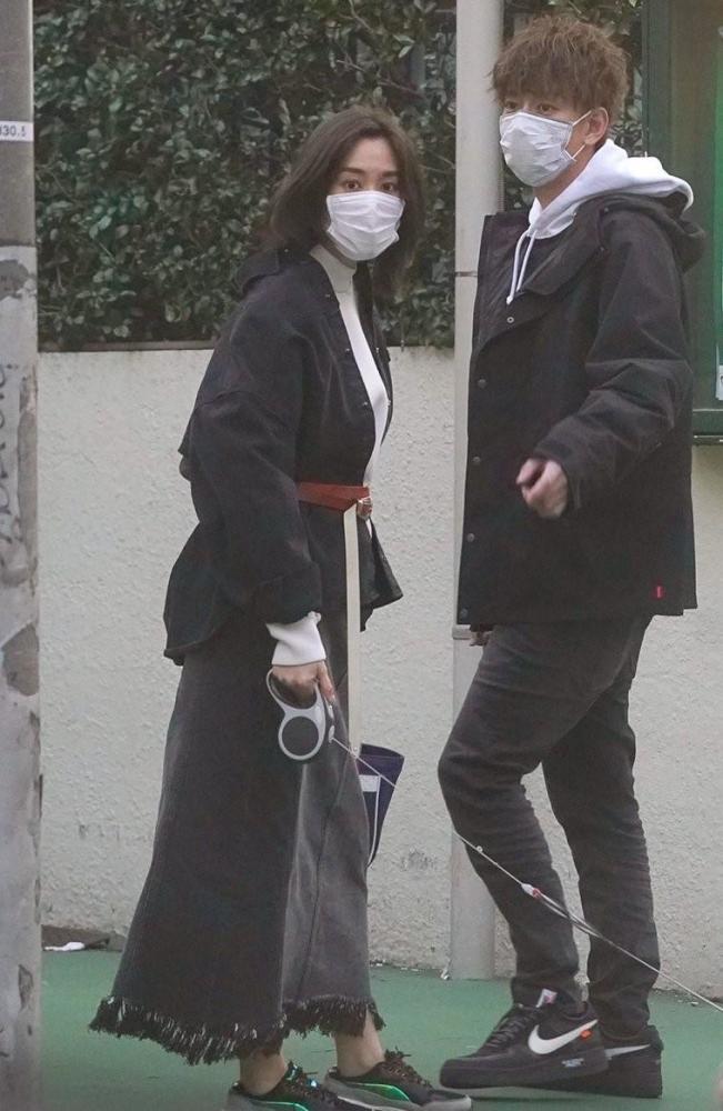 30岁桐谷美玲怀孕不见孕肚 口罩妆 精致 高颜值夫妻恩爱遛狗 腾讯新闻