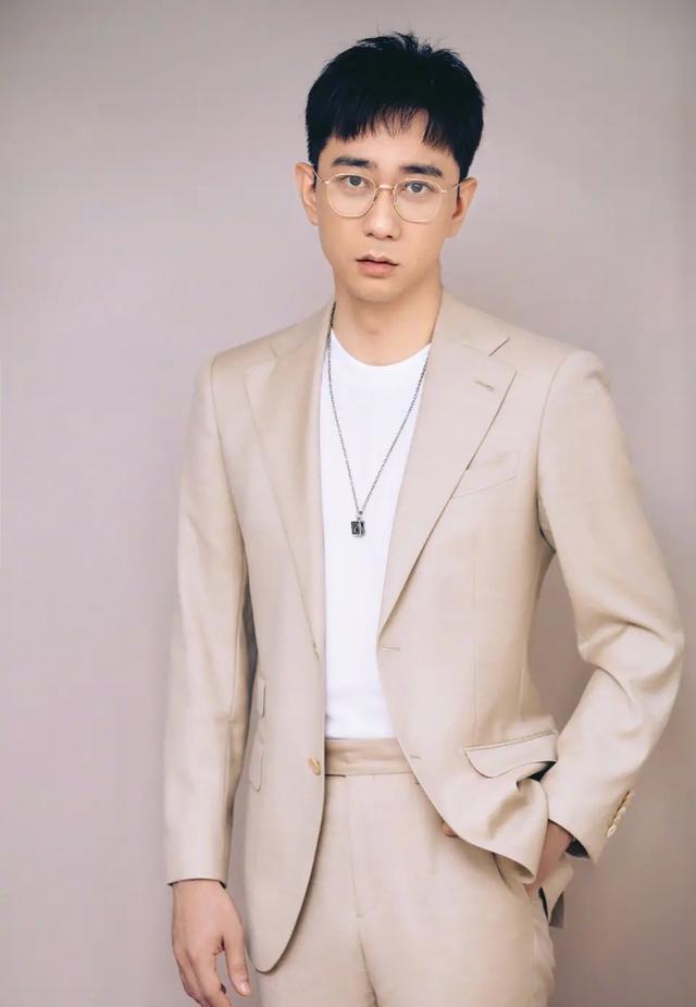 王自健真红了穿西装拍大片一脸帅哥样36岁大叔更变清新小鲜肉