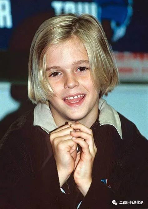 在nick的带领下,他的弟弟aaron carter也以儿童歌手的身份爆红,被誉为