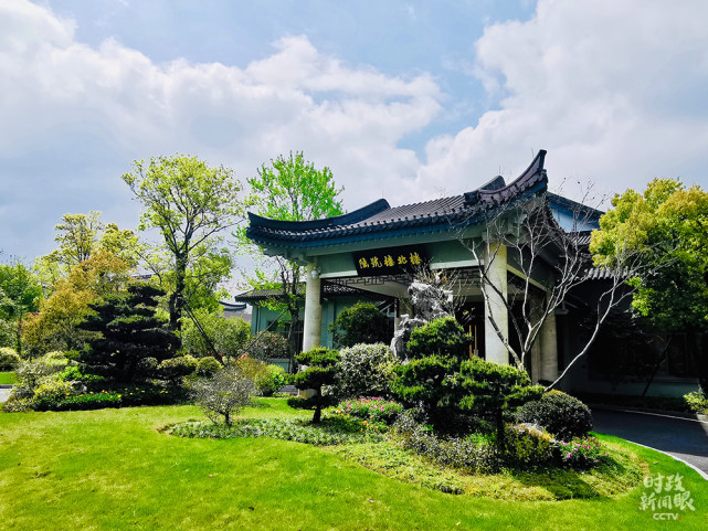 △习近平在西湖国宾馆听取浙江省委和省政府工作汇报。（总台央视记者杨立峰拍摄）