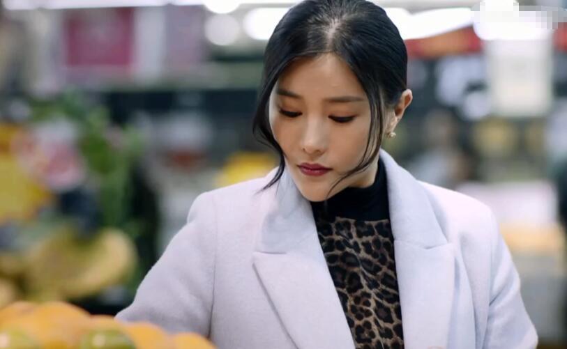 在剧中,身为西关支队副支队长的秦驰独自一人把金嫣带到一个国道旁边