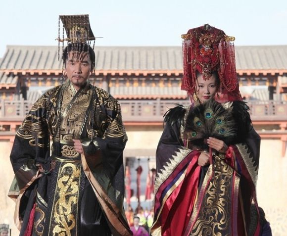 红色,就拿结婚礼服来说吧,在周朝上至君王下至百姓结婚都是穿黑色礼服