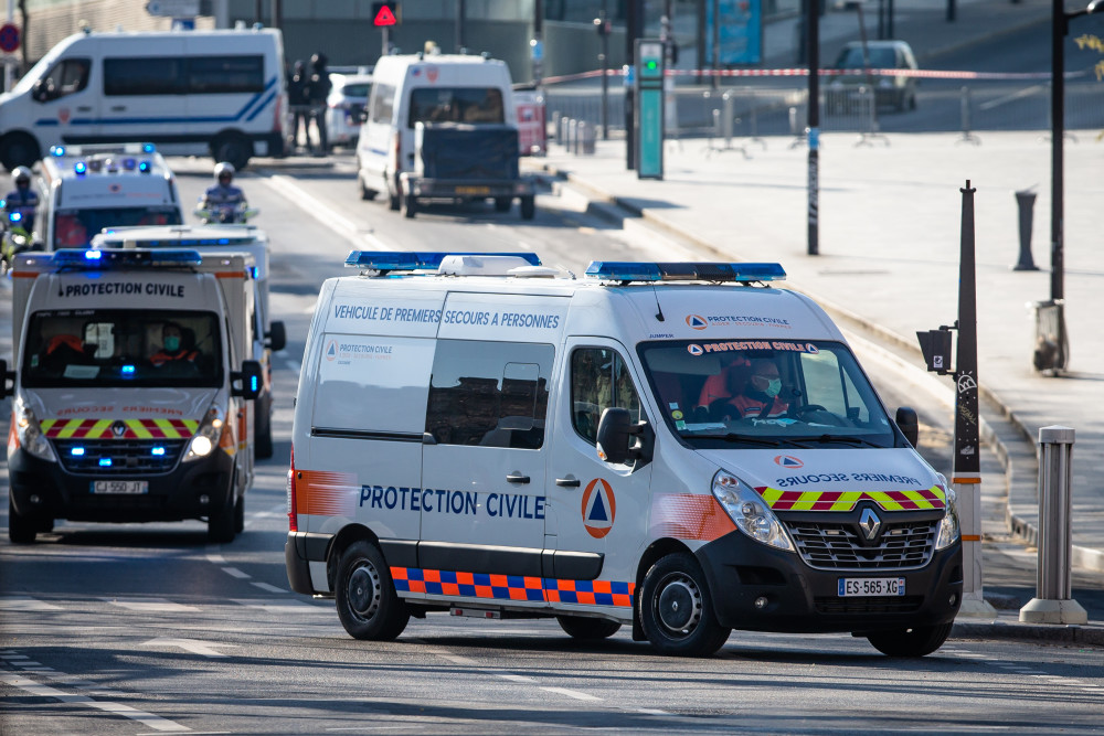 4月1日,转运新冠肺炎重症患者的救护车抵达法国巴黎奥斯特利茨火车站.