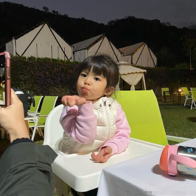 贾静雯晒咘咘作业不仅曝光妈妈真实年龄还透露波妞爱哭太真实