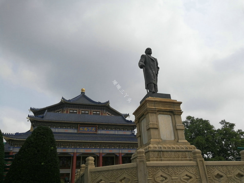 广州中山纪念堂是我国著名建筑师吕彦直先生设计,设计师运用了建筑