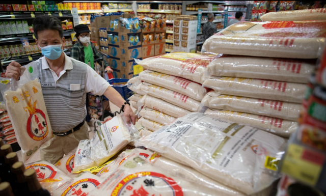 最近有人买米很疯狂,都是几十斤的买,现在囤米,有必要吗?