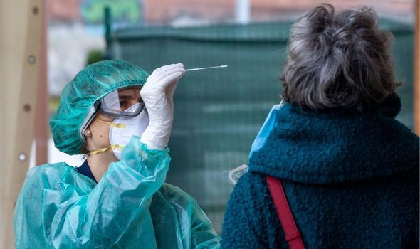 西班牙已经紧紧跟在美国之后,成为感染新型冠状病毒人数第二多的国家