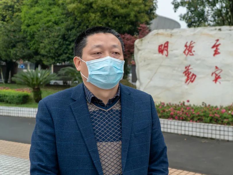 四川省天全中学校长 薛春智我们学校在开学前积极采取了各项有力措施