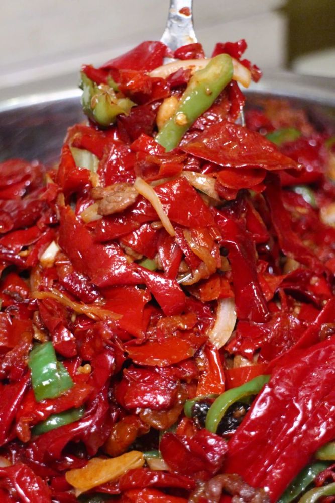 过油肉的肉片超多,辣皮子炒肉是无法拒绝的经典菜品,家常味的西红柿炒