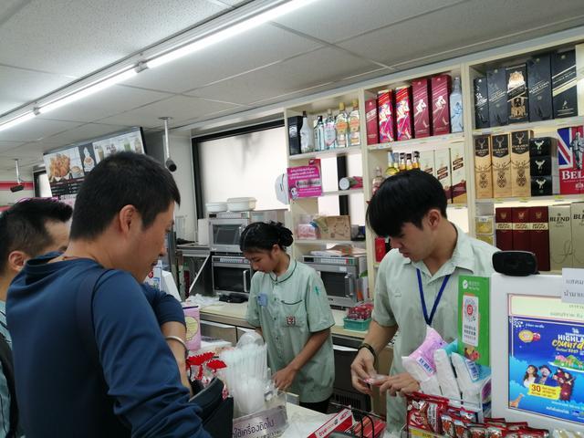 泰国旅游第三天逛吃曼谷萌萌哒发现711便利店有意思