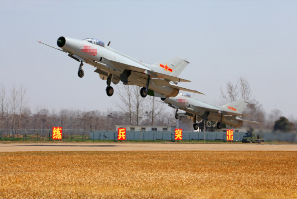 滑出双机编队呼啸升空奔赴目标空域展开训练空军西安飞行学院某旅组织