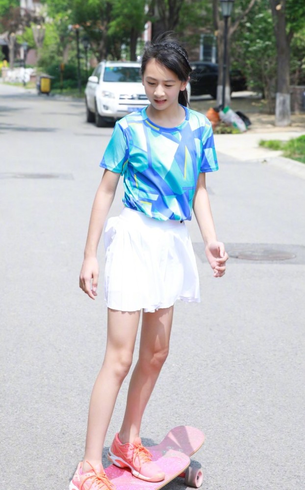 田亮11岁女儿发育过猛了?穿运动背心抬手那刻,这肌肉线条美爆