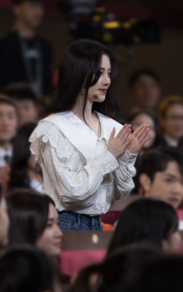 鞠婧祎登上央视"学堂",穿衬衫站起身那刻,终于理解了直男审美