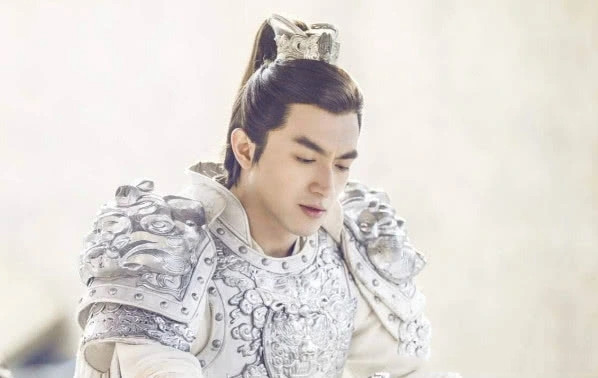 上图是之前他在《轩辕剑之天之痕》里面扮演的宇文拓,身穿"黄金甲"的