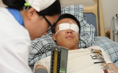 近日西安有一男子,因为经常睡前关灯玩手机,导致眼睛出现短暂失明,被