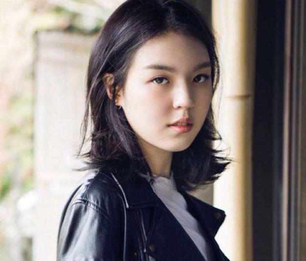 李咏哈文18岁女儿法图麦晒近照网友一看就是美人胚子