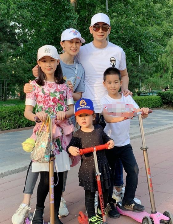 赵文卓豪宅遭曝光院子大到能种柿子树健身器材样样全