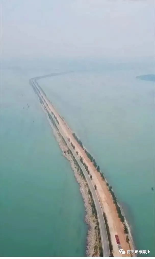 钦州海上公路最近成了网红打卡点,许多旅游攻略将它称为最美的海上