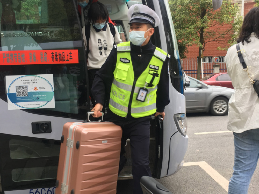 开学季绵阳交警为莘莘学子保驾护航