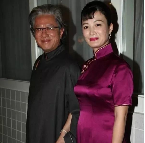 李文辉看在眼里,所以他在与陈少霞母女逛街时,对妻子百般呵护一路跟随