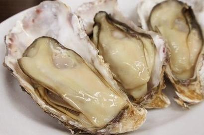 的一种粿,食用时将鲎蜾用油加热,让鲎肉馅露出,然后再滴几点虾露鱼露