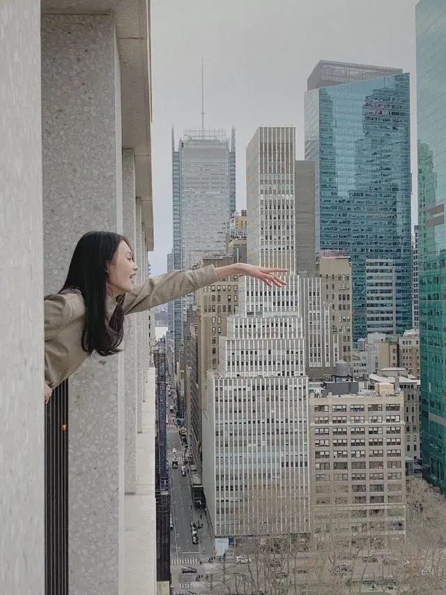 趴在栏杆上看镜头,元气的笑脸真是太可爱了.