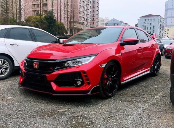 停车场遇到刚提的红色思域,车主很低调,三排气管说明此车的身份